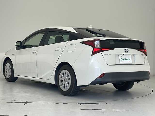 トヨタ プリウス S 沖縄県 2020(令2)年 8.1万km ホワイトパールクリスタルシャイン 純正ナビ（NSLN-W68）/フルセグTV/バックカメラ/ドライブレコーダー/衝突被害軽減ブレーキ/レーンキープアシスト/レーダークルーズコントロール/プッシュスタート/スマートキー/LEDヘッドライト/オートライト/ステアリングスイッチ/革巻きステアリング/ETC