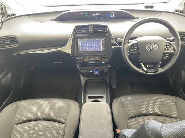 トヨタ プリウス S 沖縄県 2020(令2)年 8.1万km ホワイトパールクリスタルシャイン 純正ナビ（NSLN-W68）/フルセグTV/バックカメラ/ドライブレコーダー/衝突被害軽減ブレーキ/レーンキープアシスト/レーダークルーズコントロール/プッシュスタート/スマートキー/LEDヘッドライト/オートライト/ステアリングスイッチ/革巻きステアリング/ETC