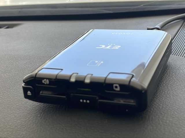 トヨタ プリウス S 沖縄県 2020(令2)年 8.1万km ホワイトパールクリスタルシャイン 純正ナビ（NSLN-W68）/フルセグTV/バックカメラ/ドライブレコーダー/衝突被害軽減ブレーキ/レーンキープアシスト/レーダークルーズコントロール/プッシュスタート/スマートキー/LEDヘッドライト/オートライト/ステアリングスイッチ/革巻きステアリング/ETC