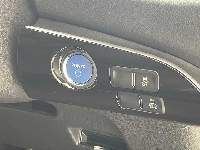 トヨタ プリウス S 沖縄県 2020(令2)年 8.1万km ホワイトパールクリスタルシャイン 純正ナビ（NSLN-W68）/フルセグTV/バックカメラ/ドライブレコーダー/衝突被害軽減ブレーキ/レーンキープアシスト/レーダークルーズコントロール/プッシュスタート/スマートキー/LEDヘッドライト/オートライト/ステアリングスイッチ/革巻きステアリング/ETC