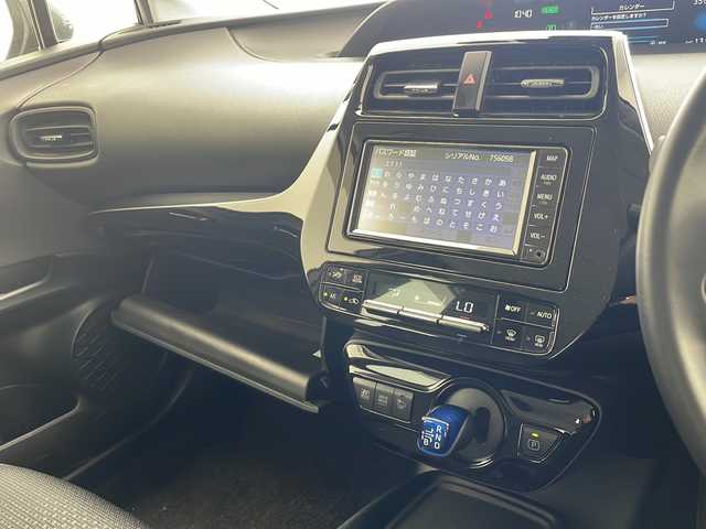 トヨタ プリウス S 沖縄県 2020(令2)年 8.1万km ホワイトパールクリスタルシャイン 純正ナビ（NSLN-W68）/フルセグTV/バックカメラ/ドライブレコーダー/衝突被害軽減ブレーキ/レーンキープアシスト/レーダークルーズコントロール/プッシュスタート/スマートキー/LEDヘッドライト/オートライト/ステアリングスイッチ/革巻きステアリング/ETC