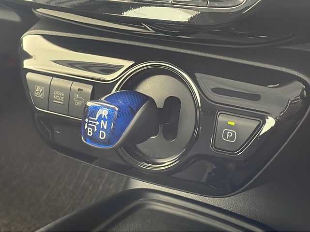 トヨタ プリウス S 沖縄県 2020(令2)年 8.1万km ホワイトパールクリスタルシャイン 純正ナビ（NSLN-W68）/フルセグTV/バックカメラ/ドライブレコーダー/衝突被害軽減ブレーキ/レーンキープアシスト/レーダークルーズコントロール/プッシュスタート/スマートキー/LEDヘッドライト/オートライト/ステアリングスイッチ/革巻きステアリング/ETC