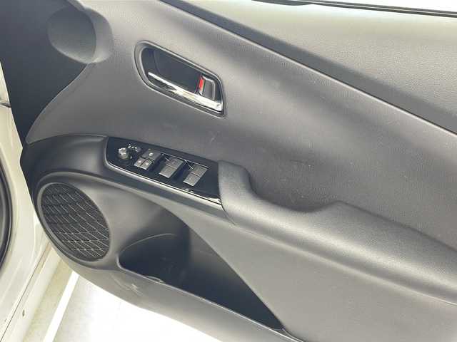 トヨタ プリウス S 沖縄県 2020(令2)年 8.1万km ホワイトパールクリスタルシャイン 純正ナビ（NSLN-W68）/フルセグTV/バックカメラ/ドライブレコーダー/衝突被害軽減ブレーキ/レーンキープアシスト/レーダークルーズコントロール/プッシュスタート/スマートキー/LEDヘッドライト/オートライト/ステアリングスイッチ/革巻きステアリング/ETC