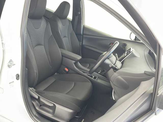 トヨタ プリウス S 沖縄県 2020(令2)年 8.1万km ホワイトパールクリスタルシャイン 純正ナビ（NSLN-W68）/フルセグTV/バックカメラ/ドライブレコーダー/衝突被害軽減ブレーキ/レーンキープアシスト/レーダークルーズコントロール/プッシュスタート/スマートキー/LEDヘッドライト/オートライト/ステアリングスイッチ/革巻きステアリング/ETC