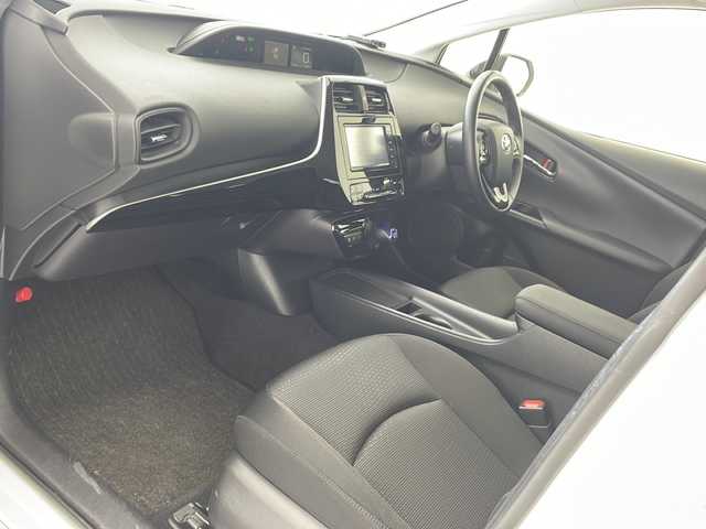 トヨタ プリウス S 沖縄県 2020(令2)年 8.1万km ホワイトパールクリスタルシャイン 純正ナビ（NSLN-W68）/フルセグTV/バックカメラ/ドライブレコーダー/衝突被害軽減ブレーキ/レーンキープアシスト/レーダークルーズコントロール/プッシュスタート/スマートキー/LEDヘッドライト/オートライト/ステアリングスイッチ/革巻きステアリング/ETC