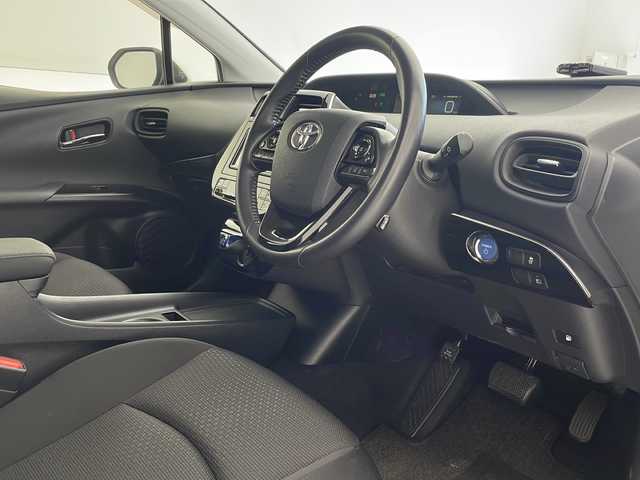 トヨタ プリウス S 沖縄県 2020(令2)年 8.1万km ホワイトパールクリスタルシャイン 純正ナビ（NSLN-W68）/フルセグTV/バックカメラ/ドライブレコーダー/衝突被害軽減ブレーキ/レーンキープアシスト/レーダークルーズコントロール/プッシュスタート/スマートキー/LEDヘッドライト/オートライト/ステアリングスイッチ/革巻きステアリング/ETC