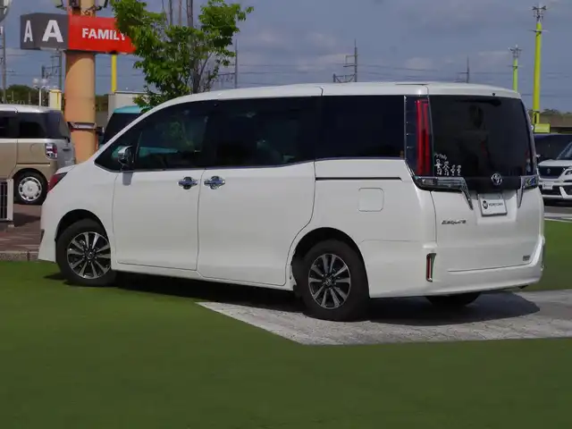 トヨタ エスクァイア Gi 千葉県 2018(平30)年 4.8万km ホワイトパールクリスタルシャイン Toyota Safety Sense/・プリクラッシュセーフティ/・レーンディパーチャーアラート/・オートハイビーム/両側パワースライドドア/純正SDナビ/地デジTV/【DVD/CD再生機能　Bluetooth接続】/バックカメラ/ドライブレコーダー/前席シートヒーター/ETC（2.0）/LEDヘッドライト/純正15インチアルミホイル/サイド/カーテンエアバッグ/スマートキー