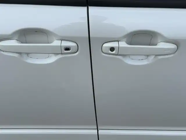 トヨタ ヴォクシー ZS 岡山県 2019(令1)年 5.4万km ホワイトパールクリスタルシャイン 後席モニター　/社外ナビ　/両側パワースライドドア　/WAC　/バックカメラ　/衝突被害軽減システム　/レーンキープアシスト　/横滑り防止装置　/オートマチックハイビーム　/Bluetooth　/クルコン　/MTモード付
