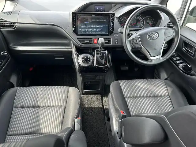 トヨタ ヴォクシー ZS 岡山県 2019(令1)年 5.4万km ホワイトパールクリスタルシャイン 後席モニター　/社外ナビ　/両側パワースライドドア　/WAC　/バックカメラ　/衝突被害軽減システム　/レーンキープアシスト　/横滑り防止装置　/オートマチックハイビーム　/Bluetooth　/クルコン　/MTモード付