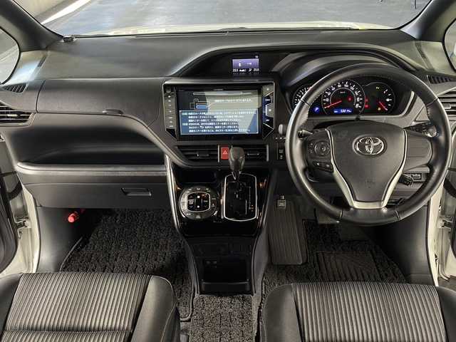 トヨタ ヴォクシー ZS 広島県 2019(令1)年 5.4万km ホワイトパールクリスタルシャイン 後席モニター　/10インチ社外ナビ　カロッツェリア/フルセグTV　CD/DVD　Bluetooth/両側パワースライドドア　/ビルトインETC/WAC　/バックカメラ/ＬＥＤヘッドライト/衝突被害軽減システム　/レーンキープアシスト　/コーナーセンサー/横滑り防止装置　/オートマチックハイビーム　/クルコン　/MTモード付/純正16インチアルミホイール/ドアバイザー