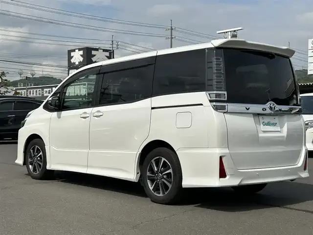 トヨタ ヴォクシー ZS 岡山県 2019(令1)年 5.4万km ホワイトパールクリスタルシャイン 後席モニター　/社外ナビ　/両側パワースライドドア　/WAC　/バックカメラ　/衝突被害軽減システム　/レーンキープアシスト　/横滑り防止装置　/オートマチックハイビーム　/Bluetooth　/クルコン　/MTモード付