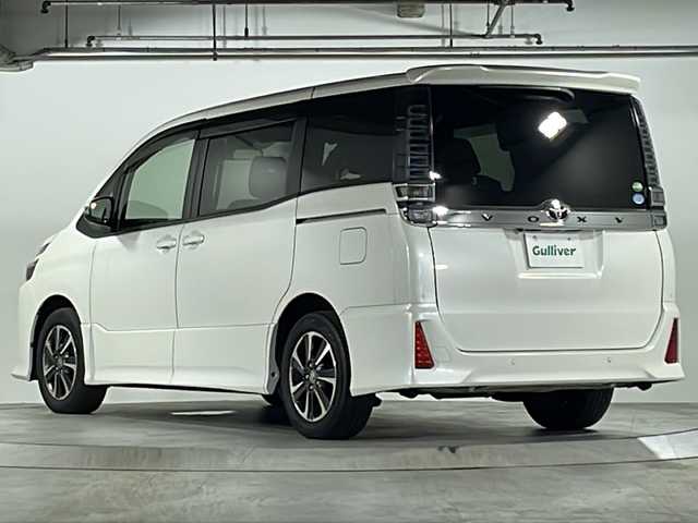 トヨタ ヴォクシー ZS 広島県 2019(令1)年 5.4万km ホワイトパールクリスタルシャイン 後席モニター　/10インチ社外ナビ　カロッツェリア/フルセグTV　CD/DVD　Bluetooth/両側パワースライドドア　/ビルトインETC/WAC　/バックカメラ/ＬＥＤヘッドライト/衝突被害軽減システム　/レーンキープアシスト　/コーナーセンサー/横滑り防止装置　/オートマチックハイビーム　/クルコン　/MTモード付/純正16インチアルミホイール/ドアバイザー