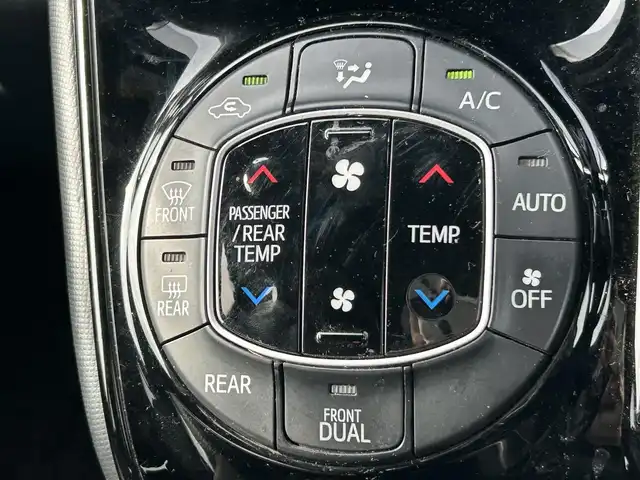 トヨタ ヴォクシー ZS 岡山県 2019(令1)年 5.4万km ホワイトパールクリスタルシャイン 後席モニター　/社外ナビ　/両側パワースライドドア　/WAC　/バックカメラ　/衝突被害軽減システム　/レーンキープアシスト　/横滑り防止装置　/オートマチックハイビーム　/Bluetooth　/クルコン　/MTモード付