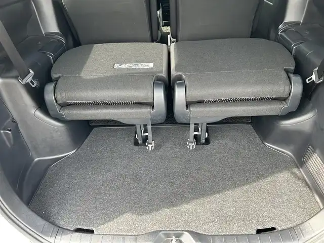 トヨタ ヴォクシー ZS 岡山県 2019(令1)年 5.4万km ホワイトパールクリスタルシャイン 後席モニター　/社外ナビ　/両側パワースライドドア　/WAC　/バックカメラ　/衝突被害軽減システム　/レーンキープアシスト　/横滑り防止装置　/オートマチックハイビーム　/Bluetooth　/クルコン　/MTモード付