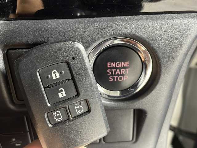 トヨタ ヴォクシー ZS 広島県 2019(令1)年 5.4万km ホワイトパールクリスタルシャイン 後席モニター　/10インチ社外ナビ　カロッツェリア/フルセグTV　CD/DVD　Bluetooth/両側パワースライドドア　/ビルトインETC/WAC　/バックカメラ/ＬＥＤヘッドライト/衝突被害軽減システム　/レーンキープアシスト　/コーナーセンサー/横滑り防止装置　/オートマチックハイビーム　/クルコン　/MTモード付/純正16インチアルミホイール/ドアバイザー