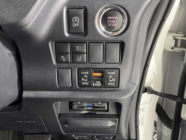 トヨタ ヴォクシー ZS 広島県 2019(令1)年 5.4万km ホワイトパールクリスタルシャイン 後席モニター　/10インチ社外ナビ　カロッツェリア/フルセグTV　CD/DVD　Bluetooth/両側パワースライドドア　/ビルトインETC/WAC　/バックカメラ/ＬＥＤヘッドライト/衝突被害軽減システム　/レーンキープアシスト　/コーナーセンサー/横滑り防止装置　/オートマチックハイビーム　/クルコン　/MTモード付/純正16インチアルミホイール/ドアバイザー