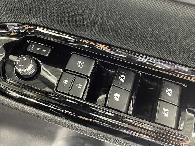 トヨタ ヴォクシー ZS 広島県 2019(令1)年 5.4万km ホワイトパールクリスタルシャイン 後席モニター　/10インチ社外ナビ　カロッツェリア/フルセグTV　CD/DVD　Bluetooth/両側パワースライドドア　/ビルトインETC/WAC　/バックカメラ/ＬＥＤヘッドライト/衝突被害軽減システム　/レーンキープアシスト　/コーナーセンサー/横滑り防止装置　/オートマチックハイビーム　/クルコン　/MTモード付/純正16インチアルミホイール/ドアバイザー