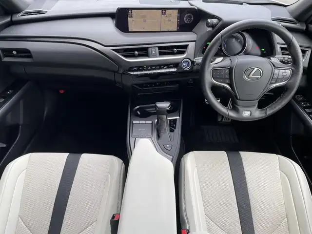 レクサス ＵＸ 250h Fスポーツ 高知県 2019(平31)年 3万km ホワイトノーヴァガラスフレーク ヘッドアップディスプレイ/純正ナビ/　【CD/Bluetooth/フルセグTV】/バックカメラ/全周囲カメラ/白レザーシート/D/N席パワーシート/シートヒーター/エアーシート/ハンドルヒーター/電動リアゲート/Lexus Safety System ＋/　・プリクラッシュセーフティ/　・レーントレーシングアシスト［LTA］/　・オートマチックハイビーム［AHB］/　・アダプティブハイビームシステム［AHS］/　・レーダークルーズコントロール（全車速追従機能付）/　・ロードサインアシスト［RSA］