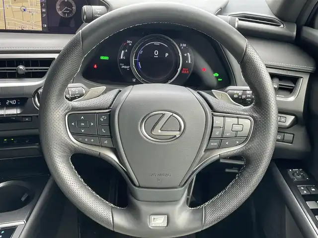 レクサス ＵＸ 250h Fスポーツ 高知県 2019(平31)年 3万km ホワイトノーヴァガラスフレーク ヘッドアップディスプレイ/純正ナビ/　【CD/Bluetooth/フルセグTV】/バックカメラ/全周囲カメラ/白レザーシート/D/N席パワーシート/シートヒーター/エアーシート/ハンドルヒーター/電動リアゲート/Lexus Safety System ＋/　・プリクラッシュセーフティ/　・レーントレーシングアシスト［LTA］/　・オートマチックハイビーム［AHB］/　・アダプティブハイビームシステム［AHS］/　・レーダークルーズコントロール（全車速追従機能付）/　・ロードサインアシスト［RSA］