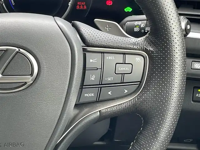 レクサス ＵＸ 250h Fスポーツ 高知県 2019(平31)年 3万km ホワイトノーヴァガラスフレーク ヘッドアップディスプレイ/純正ナビ/　【CD/Bluetooth/フルセグTV】/バックカメラ/全周囲カメラ/白レザーシート/D/N席パワーシート/シートヒーター/エアーシート/ハンドルヒーター/電動リアゲート/Lexus Safety System ＋/　・プリクラッシュセーフティ/　・レーントレーシングアシスト［LTA］/　・オートマチックハイビーム［AHB］/　・アダプティブハイビームシステム［AHS］/　・レーダークルーズコントロール（全車速追従機能付）/　・ロードサインアシスト［RSA］
