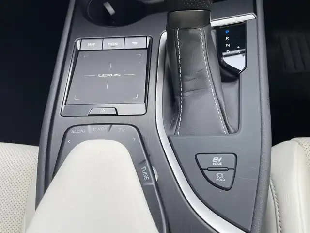 レクサス ＵＸ 250h Fスポーツ 高知県 2019(平31)年 3万km ホワイトノーヴァガラスフレーク ヘッドアップディスプレイ/純正ナビ/　【CD/Bluetooth/フルセグTV】/バックカメラ/全周囲カメラ/白レザーシート/D/N席パワーシート/シートヒーター/エアーシート/ハンドルヒーター/電動リアゲート/Lexus Safety System ＋/　・プリクラッシュセーフティ/　・レーントレーシングアシスト［LTA］/　・オートマチックハイビーム［AHB］/　・アダプティブハイビームシステム［AHS］/　・レーダークルーズコントロール（全車速追従機能付）/　・ロードサインアシスト［RSA］