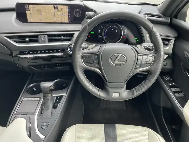 レクサス ＵＸ 250h Fスポーツ 高知県 2019(平31)年 3万km ホワイトノーヴァガラスフレーク ヘッドアップディスプレイ/純正ナビ/　【CD/Bluetooth/フルセグTV】/バックカメラ/全周囲カメラ/白レザーシート/D/N席パワーシート/シートヒーター/エアーシート/ハンドルヒーター/電動リアゲート/Lexus Safety System ＋/　・プリクラッシュセーフティ/　・レーントレーシングアシスト［LTA］/　・オートマチックハイビーム［AHB］/　・アダプティブハイビームシステム［AHS］/　・レーダークルーズコントロール（全車速追従機能付）/　・ロードサインアシスト［RSA］