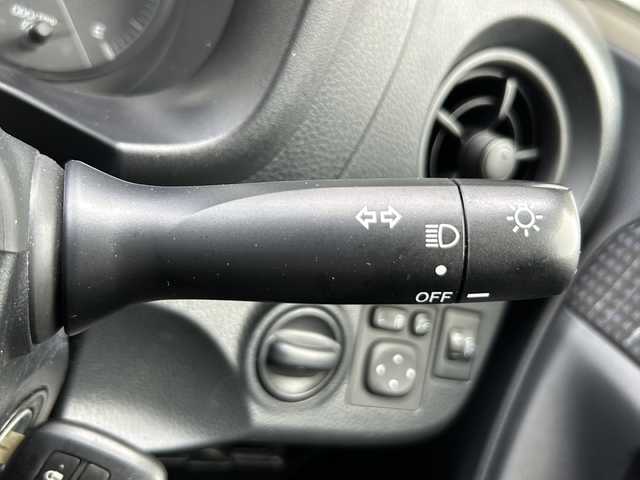 トヨタ ヴィッツ F 静岡県 2019(令1)年 3.6万km シルバーM 純正オーディオ/・CD/・USB/・AM/・FM/主要装備/・横滑り防止装置/・純正フロアマット/・電動格納ミラー/・Wエアバック/・盗難防止装置
