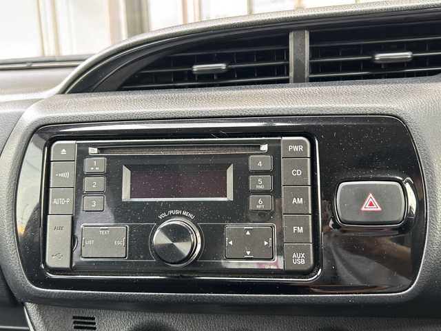 トヨタ ヴィッツ F 静岡県 2019(令1)年 3.6万km シルバーM 純正オーディオ/・CD/・USB/・AM/・FM/主要装備/・横滑り防止装置/・純正フロアマット/・電動格納ミラー/・Wエアバック/・盗難防止装置