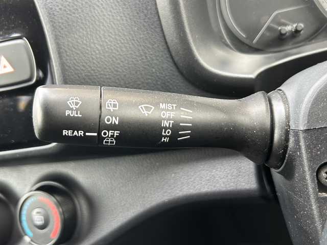 トヨタ ヴィッツ F 静岡県 2019(令1)年 3.6万km シルバーM 純正オーディオ/・CD/・USB/・AM/・FM/主要装備/・横滑り防止装置/・純正フロアマット/・電動格納ミラー/・Wエアバック/・盗難防止装置
