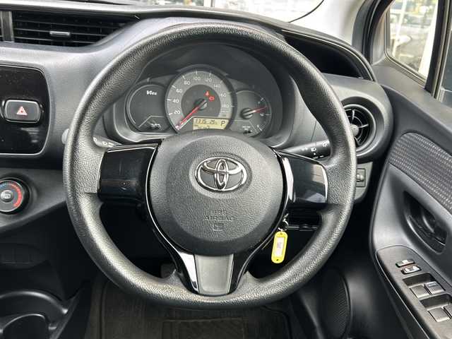 トヨタ ヴィッツ F 静岡県 2019(令1)年 3.6万km シルバーM 純正オーディオ/・CD/・USB/・AM/・FM/主要装備/・横滑り防止装置/・純正フロアマット/・電動格納ミラー/・Wエアバック/・盗難防止装置