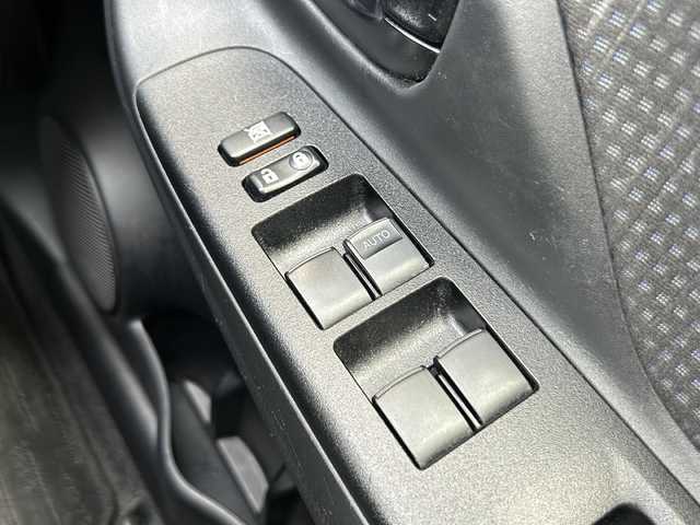 トヨタ ヴィッツ F 静岡県 2019(令1)年 3.6万km シルバーM 純正オーディオ/・CD/・USB/・AM/・FM/主要装備/・横滑り防止装置/・純正フロアマット/・電動格納ミラー/・Wエアバック/・盗難防止装置
