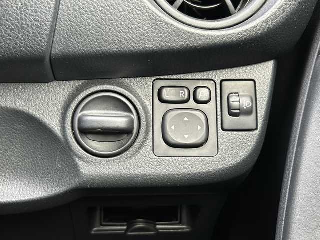 トヨタ ヴィッツ F 静岡県 2019(令1)年 3.6万km シルバーM 純正オーディオ/・CD/・USB/・AM/・FM/主要装備/・横滑り防止装置/・純正フロアマット/・電動格納ミラー/・Wエアバック/・盗難防止装置