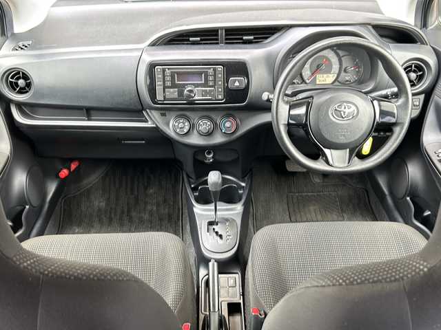 トヨタ ヴィッツ F 静岡県 2019(令1)年 3.6万km シルバーM 純正オーディオ/・CD/・USB/・AM/・FM/主要装備/・横滑り防止装置/・純正フロアマット/・電動格納ミラー/・Wエアバック/・盗難防止装置