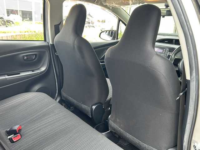 トヨタ ヴィッツ F 静岡県 2019(令1)年 3.6万km シルバーM 純正オーディオ/・CD/・USB/・AM/・FM/主要装備/・横滑り防止装置/・純正フロアマット/・電動格納ミラー/・Wエアバック/・盗難防止装置