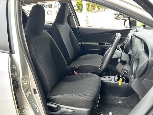 トヨタ ヴィッツ F 静岡県 2019(令1)年 3.6万km シルバーM 純正オーディオ/・CD/・USB/・AM/・FM/主要装備/・横滑り防止装置/・純正フロアマット/・電動格納ミラー/・Wエアバック/・盗難防止装置