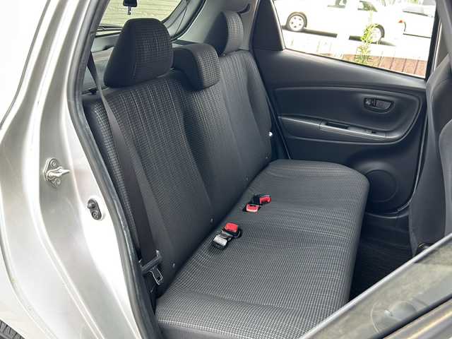 トヨタ ヴィッツ F 静岡県 2019(令1)年 3.6万km シルバーM 純正オーディオ/・CD/・USB/・AM/・FM/主要装備/・横滑り防止装置/・純正フロアマット/・電動格納ミラー/・Wエアバック/・盗難防止装置