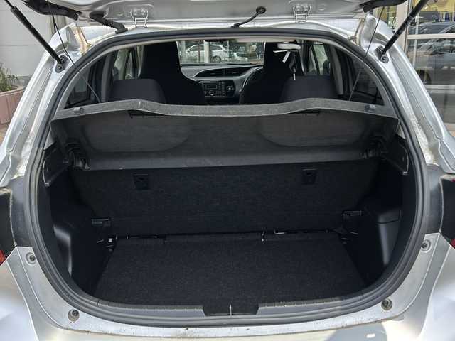 トヨタ ヴィッツ F 静岡県 2019(令1)年 3.6万km シルバーM 純正オーディオ/・CD/・USB/・AM/・FM/主要装備/・横滑り防止装置/・純正フロアマット/・電動格納ミラー/・Wエアバック/・盗難防止装置