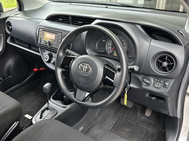 トヨタ ヴィッツ F 静岡県 2019(令1)年 3.6万km シルバーM 純正オーディオ/・CD/・USB/・AM/・FM/主要装備/・横滑り防止装置/・純正フロアマット/・電動格納ミラー/・Wエアバック/・盗難防止装置