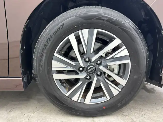 日産 セレナ ハイウェイスター V 三重県 2023(令5)年 0.6万km インペリアルアンバーP 禁煙車/プロパイロット/アラウンドビューモニター　/メーカー１２型ナビ　/AM/FM/BT/USB/HDMI/フルセグTV/スマホ連動/インテリジェントミラー　/純正ドライブレコーダー　/クリアランスソナー　/両側パワースライドドア　/ＢＳＭ　　/置くだけ充電　/ＥＴＣ/パドルシフト/純正LEDライト/オートハイビーム/フォグライト/電動パーキングブレーキ/オートホールド/保証書