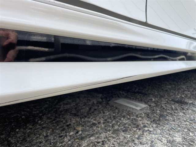 トヨタ プリウス A プレミアム 神奈川県 2017(平29)年 1.3万km ホワイトパールクリスタルシャイン 純正メモリナビ/　（CD・DVD・Bluetoot）/フルセグTV/TVキャンセラーあり/トヨタセーフティセンス/本革シート/前席シートヒーター/運転席パワーシート/電動ムーンルーフ/モデリスタF・S・Rエアロ/置くだけ充電/ブラインドスポットモニター/レーダークルーズコントロール/クリアランスソナー/ヘッドアップディスプレイ/ビルトインETC2.0/スマートキー/保証書/取扱説明書