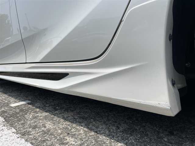 トヨタ プリウス A プレミアム 神奈川県 2017(平29)年 1.3万km ホワイトパールクリスタルシャイン 純正メモリナビ/　（CD・DVD・Bluetoot）/フルセグTV/TVキャンセラーあり/トヨタセーフティセンス/本革シート/前席シートヒーター/運転席パワーシート/電動ムーンルーフ/モデリスタF・S・Rエアロ/置くだけ充電/ブラインドスポットモニター/レーダークルーズコントロール/クリアランスソナー/ヘッドアップディスプレイ/ビルトインETC2.0/スマートキー/保証書/取扱説明書