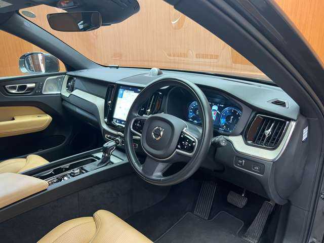 ボルボ ＸＣ６０ T5 AWD インスクリプション 千葉県 2017(平29)年 2.5万km グレーＭ パノラマＳＲ　/Ｂ＆Ｗ音響　/純正ナビ　/３６０°カメラ　/ＡＣＣ　/キャメルレザー　/ベンチレーター　/シートヒーター　/パワーシート　/ＬＥＤヘッドライト　/オートライト　/自動駐車　/電動リアゲート