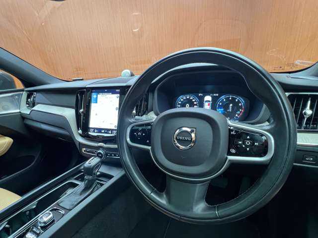 ボルボ ＸＣ６０ T5 AWD インスクリプション 千葉県 2017(平29)年 2.5万km グレーＭ パノラマＳＲ　/Ｂ＆Ｗ音響　/純正ナビ　/３６０°カメラ　/ＡＣＣ　/キャメルレザー　/ベンチレーター　/シートヒーター　/パワーシート　/ＬＥＤヘッドライト　/オートライト　/自動駐車　/電動リアゲート