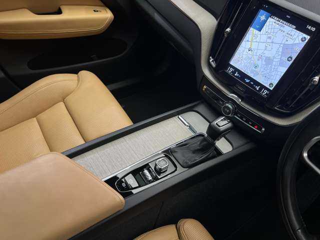 ボルボ ＸＣ６０ T5 AWD インスクリプション 千葉県 2017(平29)年 2.5万km グレーＭ パノラマＳＲ　/Ｂ＆Ｗ音響　/純正ナビ　/３６０°カメラ　/ＡＣＣ　/キャメルレザー　/ベンチレーター　/シートヒーター　/パワーシート　/ＬＥＤヘッドライト　/オートライト　/自動駐車　/電動リアゲート