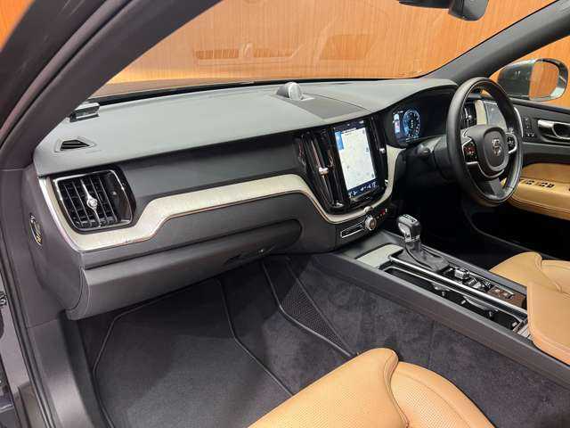 ボルボ ＸＣ６０ T5 AWD インスクリプション 千葉県 2017(平29)年 2.5万km グレーＭ パノラマＳＲ　/Ｂ＆Ｗ音響　/純正ナビ　/３６０°カメラ　/ＡＣＣ　/キャメルレザー　/ベンチレーター　/シートヒーター　/パワーシート　/ＬＥＤヘッドライト　/オートライト　/自動駐車　/電動リアゲート