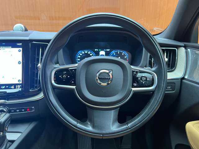 ボルボ ＸＣ６０ T5 AWD インスクリプション 千葉県 2017(平29)年 2.5万km グレーＭ パノラマＳＲ　/Ｂ＆Ｗ音響　/純正ナビ　/３６０°カメラ　/ＡＣＣ　/キャメルレザー　/ベンチレーター　/シートヒーター　/パワーシート　/ＬＥＤヘッドライト　/オートライト　/自動駐車　/電動リアゲート