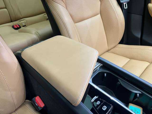 ボルボ ＸＣ６０ T5 AWD インスクリプション 千葉県 2017(平29)年 2.5万km グレーＭ パノラマＳＲ　/Ｂ＆Ｗ音響　/純正ナビ　/３６０°カメラ　/ＡＣＣ　/キャメルレザー　/ベンチレーター　/シートヒーター　/パワーシート　/ＬＥＤヘッドライト　/オートライト　/自動駐車　/電動リアゲート