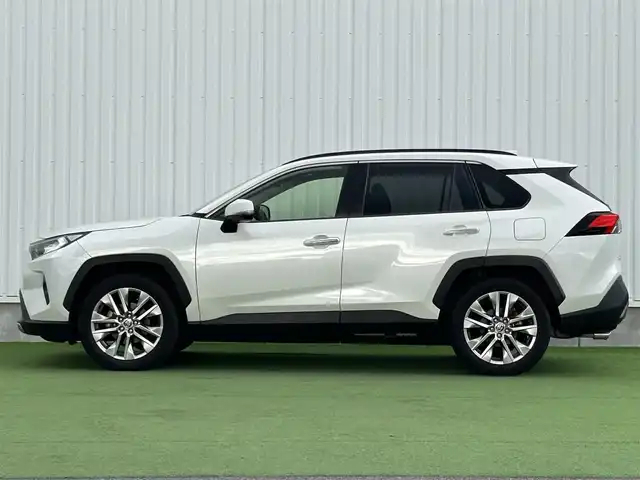 トヨタ ＲＡＶ４ G Zパッケージ 香川県 2021(令3)年 2.8万km ホワイトパールクリスタルシャイン 純正9インチディスプレイオーディオ/→AM/FM/Bluetooth/パノラマムーンルーフ/全方位カメラ/パワーバックドア/寒冷地仕様/ブラインドスポットモニター/衝突軽減ブレーキ/レーダークルーズコントロール/レーンキープアシスト/ドライブレコーダー/レザーシート/ハンドルヒーター/シートヒーター/パワーシート/メモリーシート/LEDヘッドライト/オートハイビーム/コーナーセンサー/スマートキー/プッシュスタート/スマートキー/社外フロアマット/純正19インチアルミホイール/ステアリングスイッチ