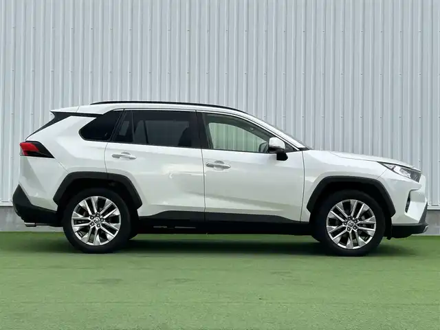 トヨタ ＲＡＶ４ G Zパッケージ 香川県 2021(令3)年 2.8万km ホワイトパールクリスタルシャイン 純正9インチディスプレイオーディオ/→AM/FM/Bluetooth/パノラマムーンルーフ/全方位カメラ/パワーバックドア/寒冷地仕様/ブラインドスポットモニター/衝突軽減ブレーキ/レーダークルーズコントロール/レーンキープアシスト/ドライブレコーダー/レザーシート/ハンドルヒーター/シートヒーター/パワーシート/メモリーシート/LEDヘッドライト/オートハイビーム/コーナーセンサー/スマートキー/プッシュスタート/スマートキー/社外フロアマット/純正19インチアルミホイール/ステアリングスイッチ