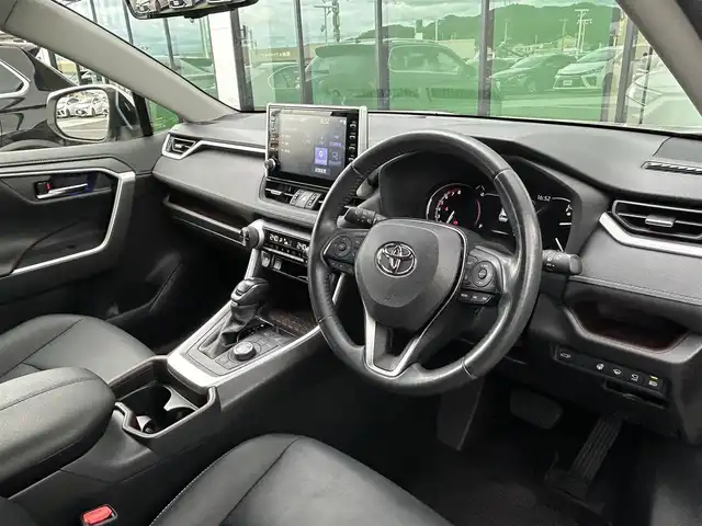 トヨタ ＲＡＶ４ G Zパッケージ 香川県 2021(令3)年 2.8万km ホワイトパールクリスタルシャイン 純正9インチディスプレイオーディオ/→AM/FM/Bluetooth/パノラマムーンルーフ/全方位カメラ/パワーバックドア/寒冷地仕様/ブラインドスポットモニター/衝突軽減ブレーキ/レーダークルーズコントロール/レーンキープアシスト/ドライブレコーダー/レザーシート/ハンドルヒーター/シートヒーター/パワーシート/メモリーシート/LEDヘッドライト/オートハイビーム/コーナーセンサー/スマートキー/プッシュスタート/スマートキー/社外フロアマット/純正19インチアルミホイール/ステアリングスイッチ